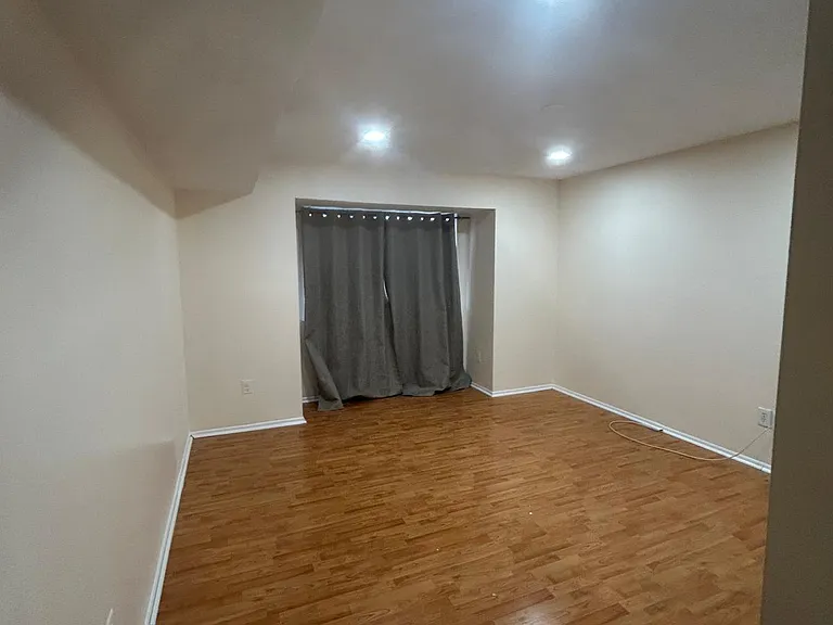 210 Edison Glen Ter — Photo 13