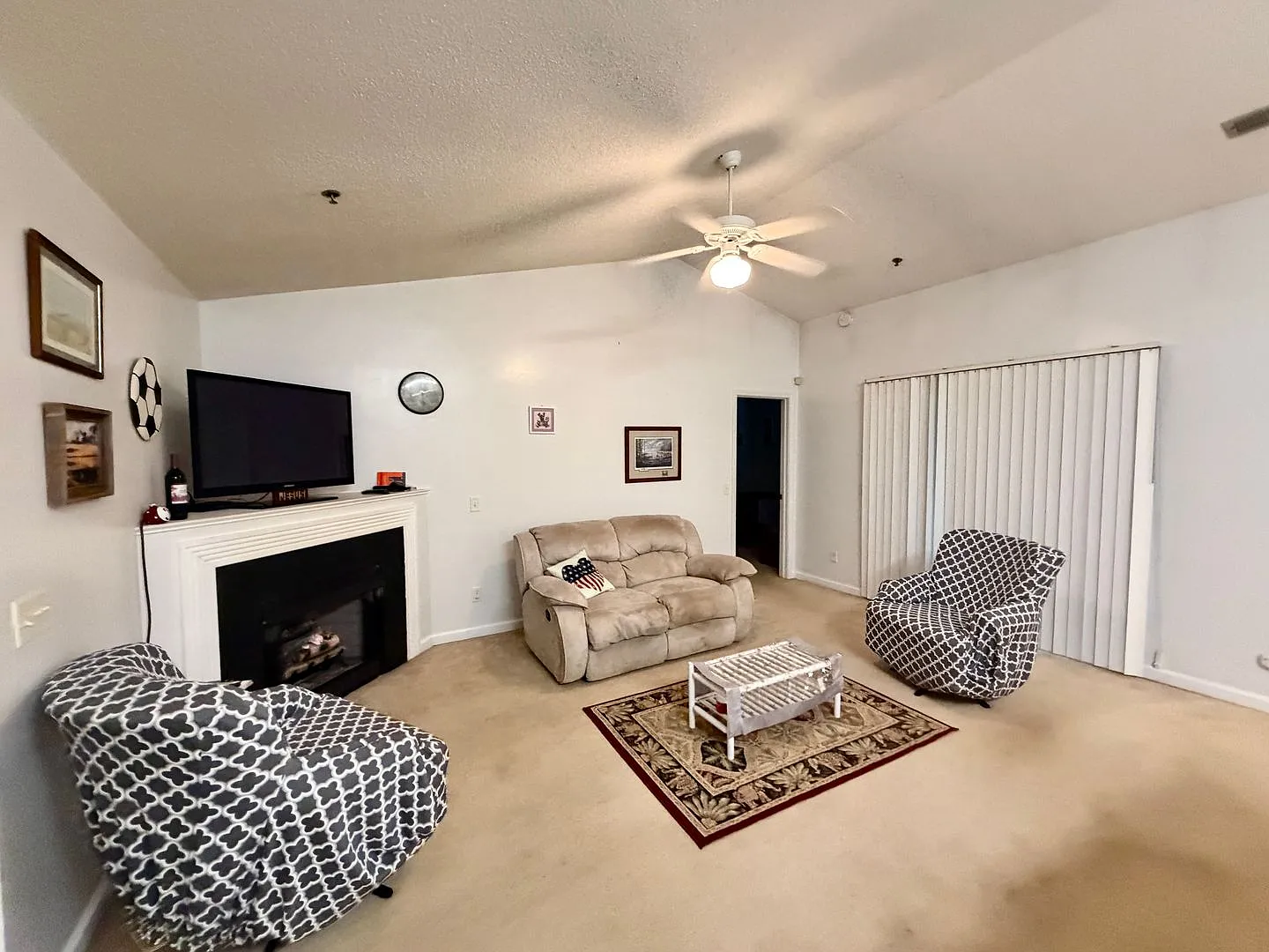 Fully furnished 2BR, Willoughby Park condo — Photo 3