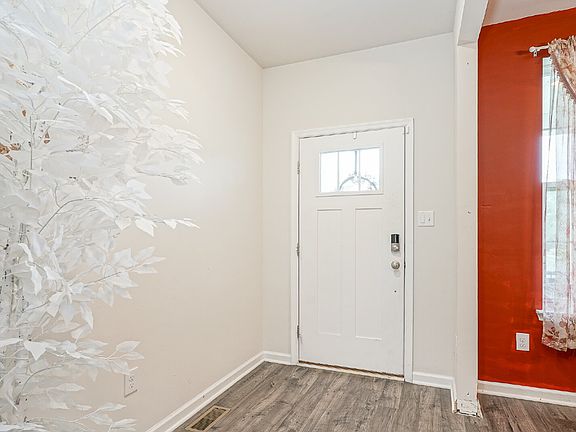 3rd image of 32 Westmont Dr Room 2