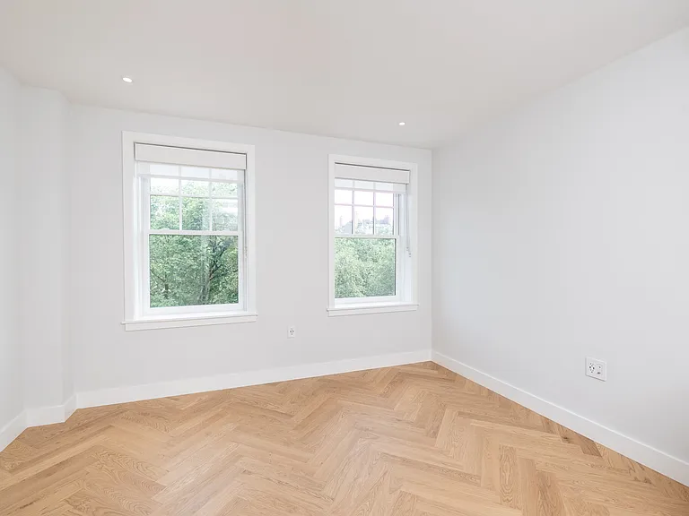 12 Commonwealth Ave — Photo 2