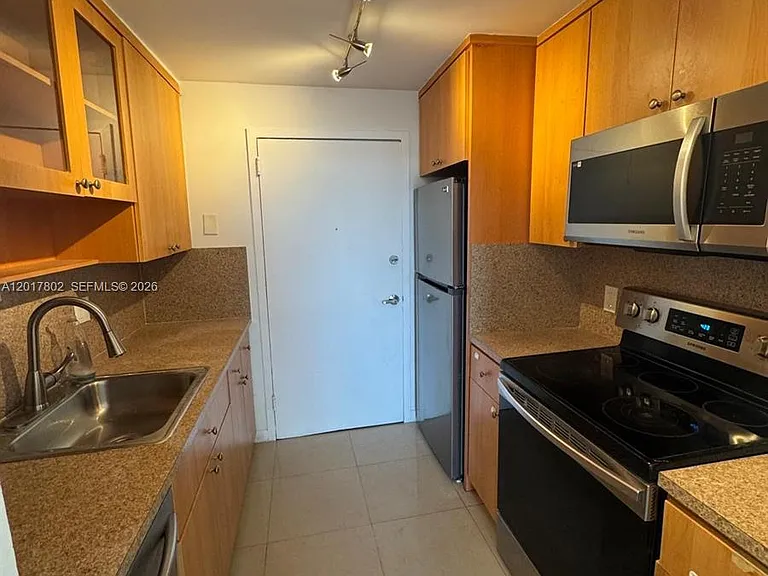 2020 NE 135th St #303 — Photo 4