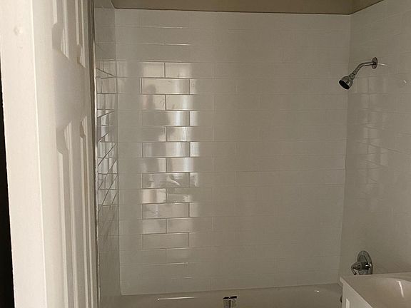 5th image of 4425 Lawrence Ave