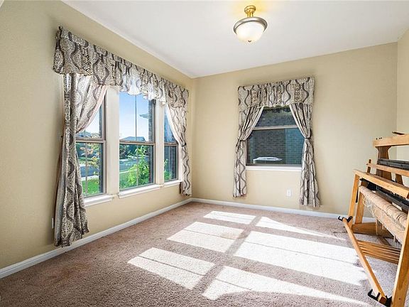 4th image of 618 Harwood Dr