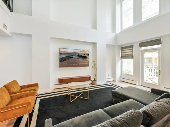 207 Shearwater Ct West image 2 of 32