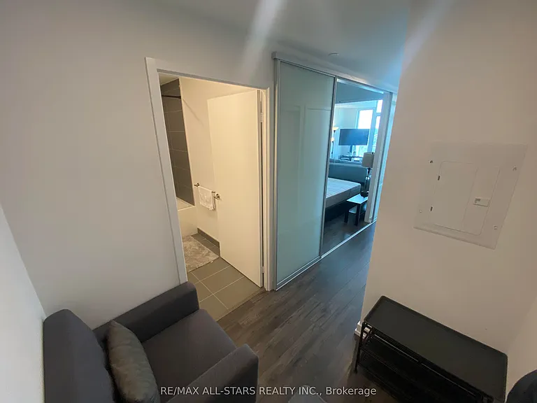33 Helendale Ave #2302 — Photo 6