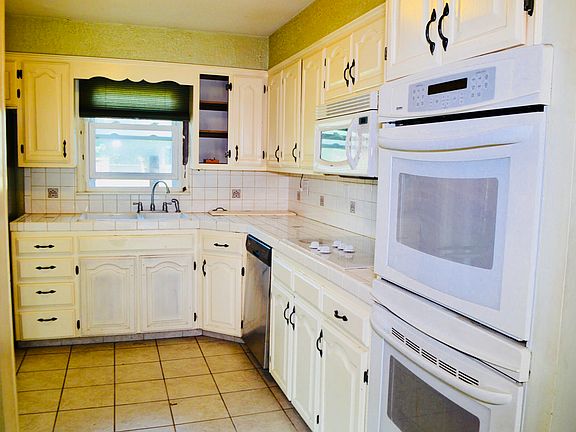 3rd image of 114 Greenbriar Ln