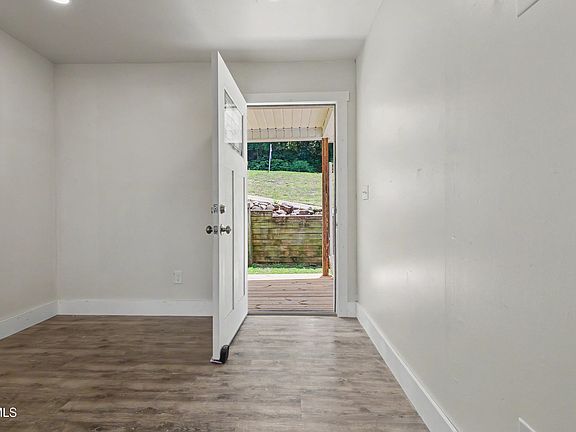 5th image of 114 Robinson St