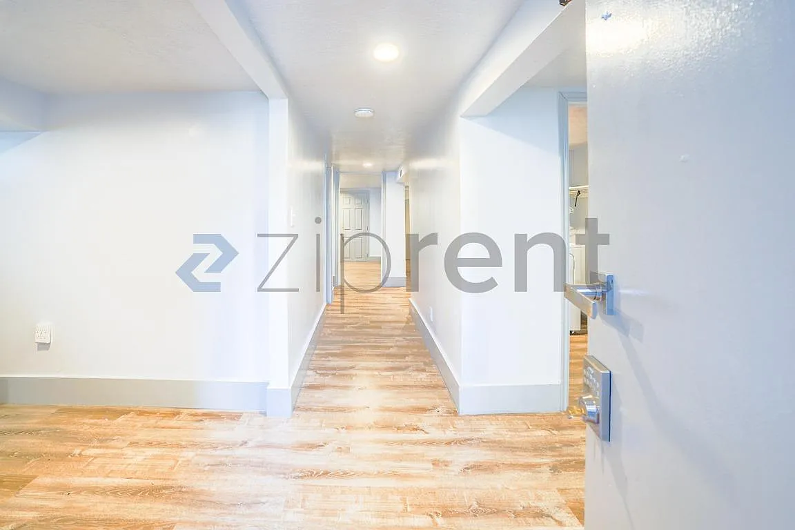 3 bed, 1300 sqft, $2,050 — Photo 4