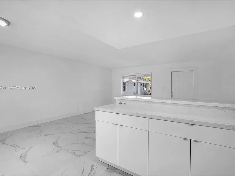 414 SE 14th St #3 — Photo 6