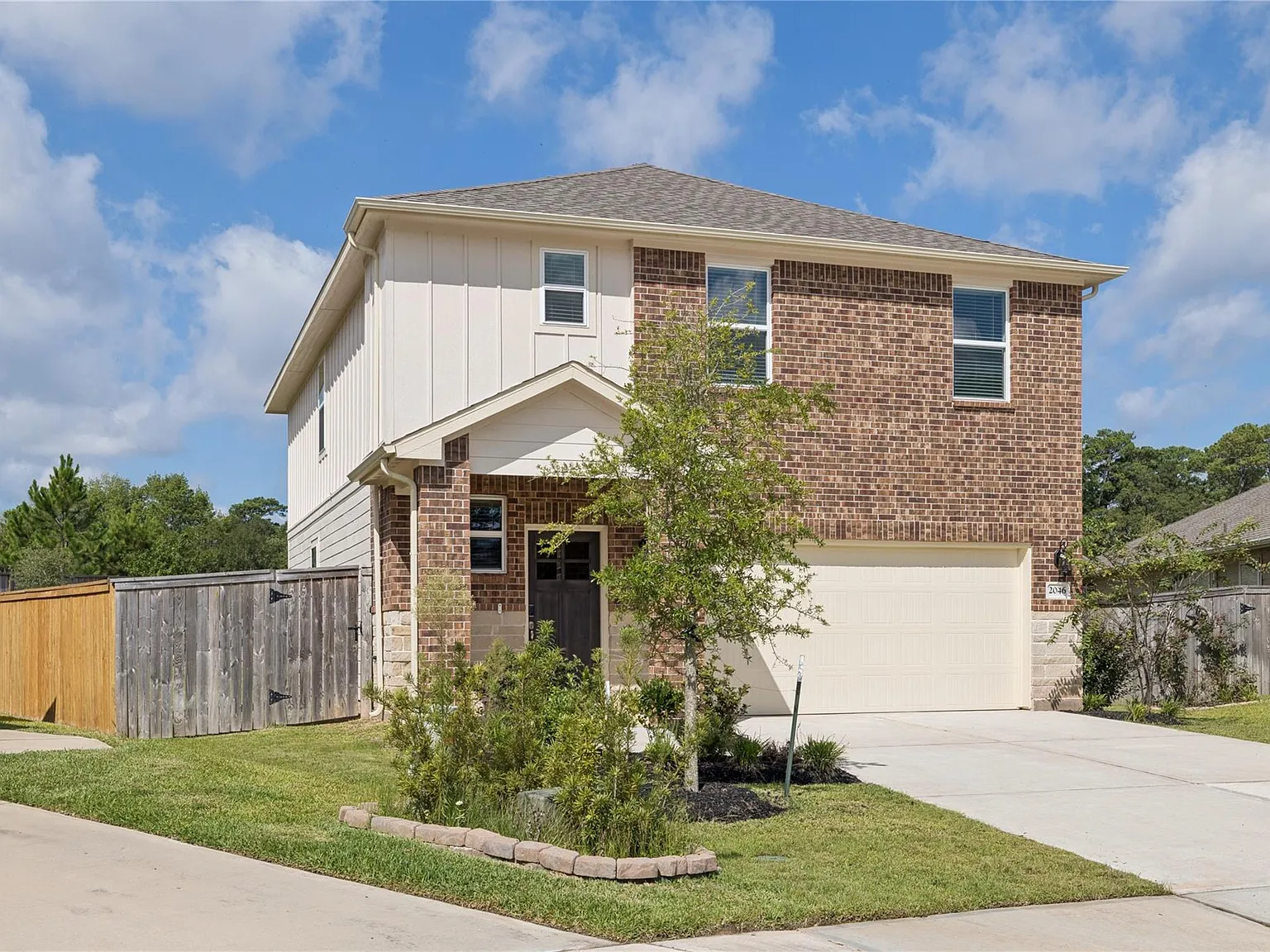 4 bed, 2.5 bath, 2024 sqft, $2,300 — Photo 3