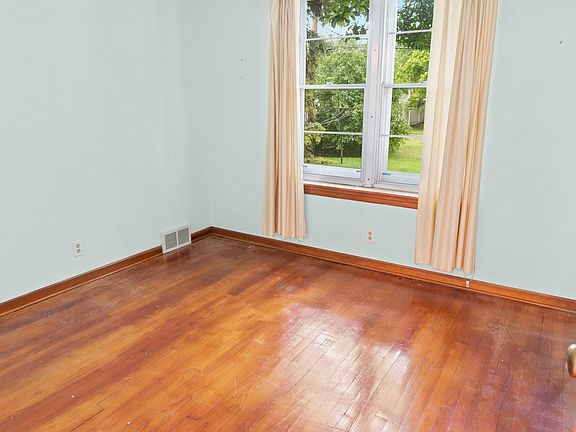 5th image of 2725 Park St