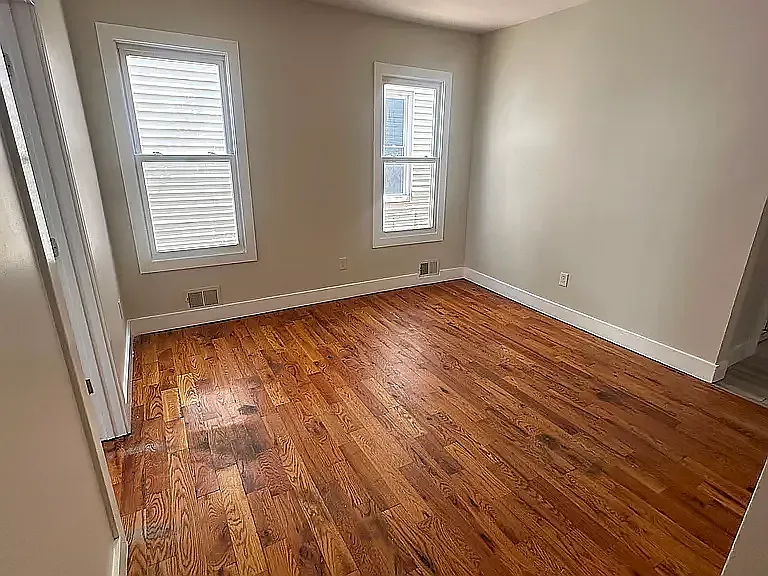 3 bed, 1000 sqft, $2,049 — Photo 2