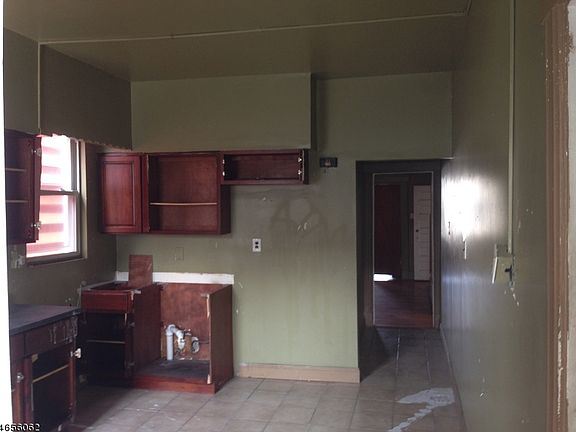 3rd image of 207 Clinton Ave
