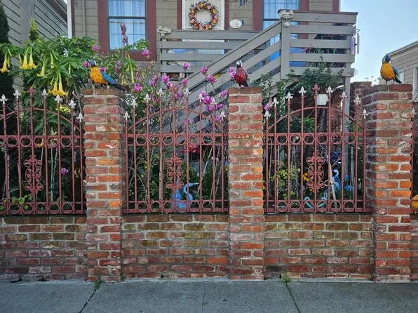 2745 E 10th St, Oakland, CA 94601