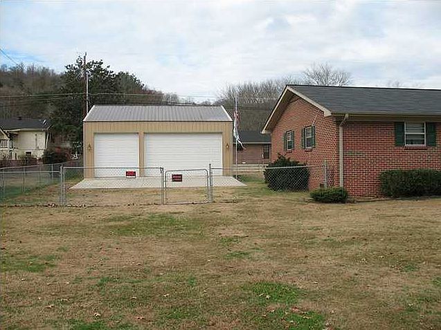 2nd image of 1021 Victoria Ave