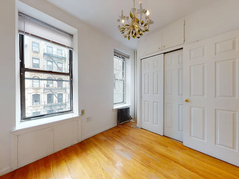 214 E 10th St #13 — Photo 3