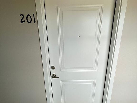 3rd image of 283 Knox St N #201