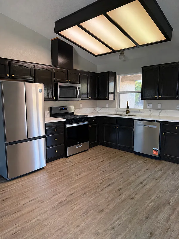 3 bed, 2.0 bath, 1234 sqft, $2,100 — Photo 2