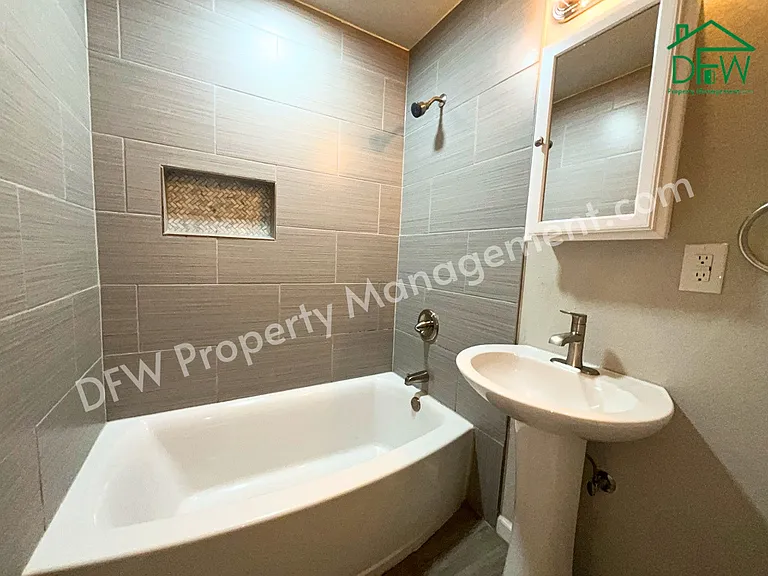 1808 NW Taft Ave — Photo 16