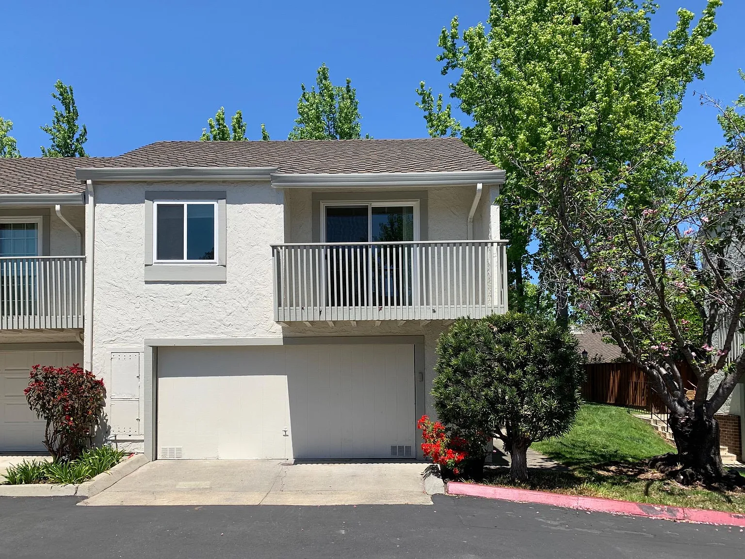 20235 Northglen Sq photo 1