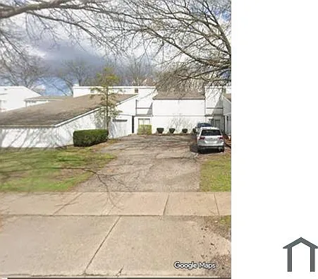 25 Sutton Pl — Photo 2