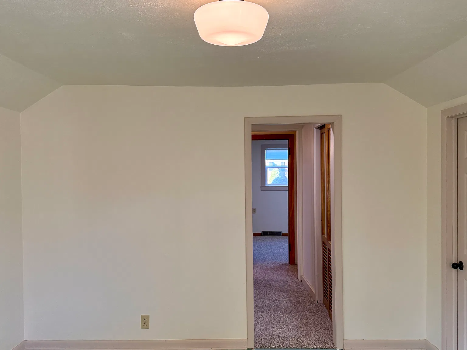 2 bed, 890 sqft, $1,350 — Photo 4