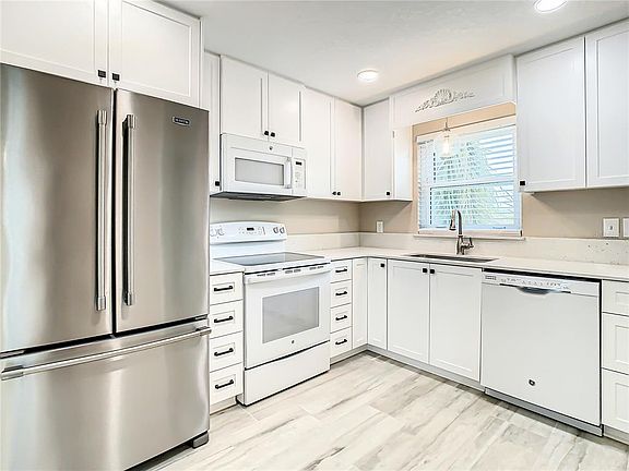 3rd image of 4575 Cove Cir APT 309
