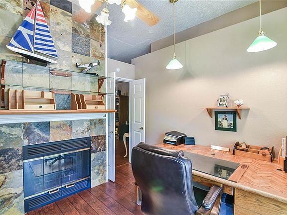 3rd image of 402 Windhurst Dr
