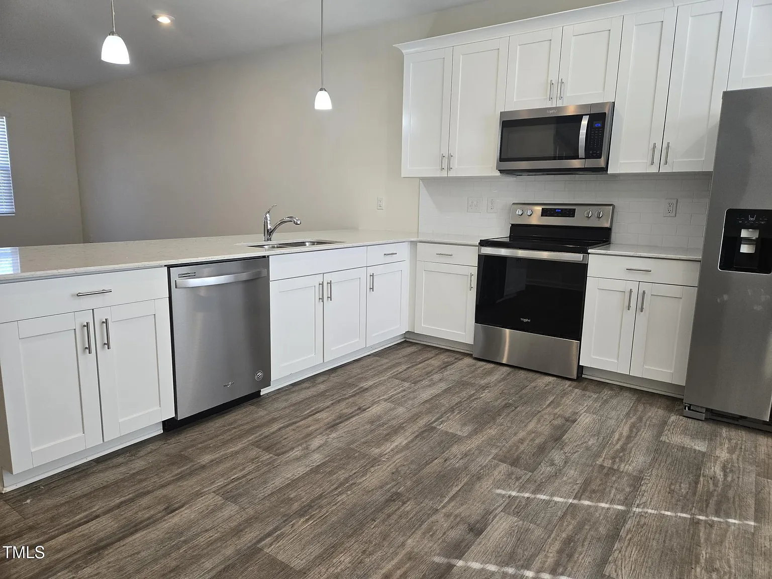 3 bed, 2.5 bath, 1407 sqft, $1,725 — Photo 3