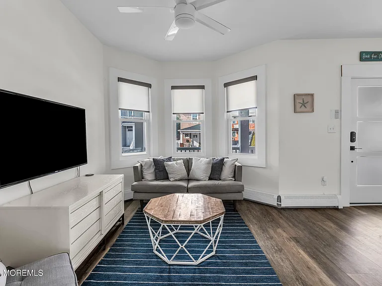 1208 Bond St — Photo 3