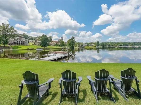 285 Peninsula Cir, Newnan, GA 30263