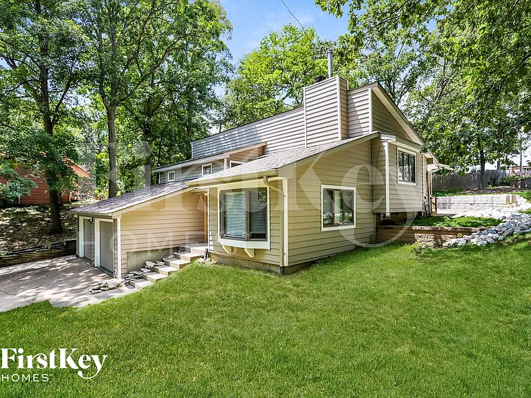 405 Montbrook Dr — Photo 2