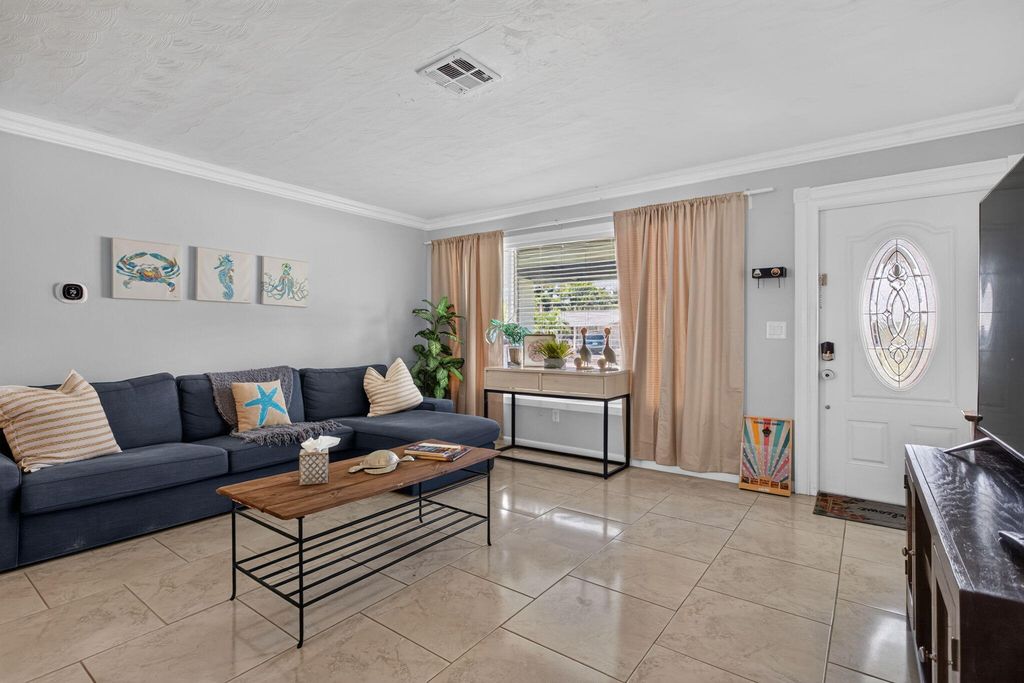 1520 NE 34TH Court, photo 8