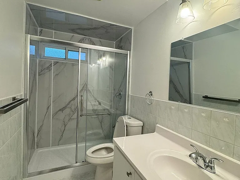 22 Axsmith Cres — Photo 6