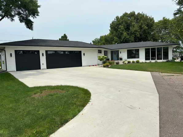 20500 Dolphin Rd, Spirit Lake, IA 51360