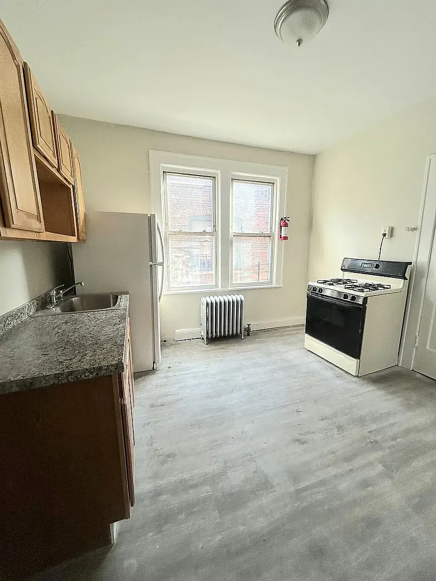 Building Photo - 490 E 23rd St #8D