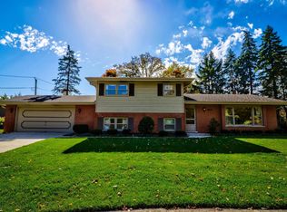 708 York Ct, Roselle, IL 60172