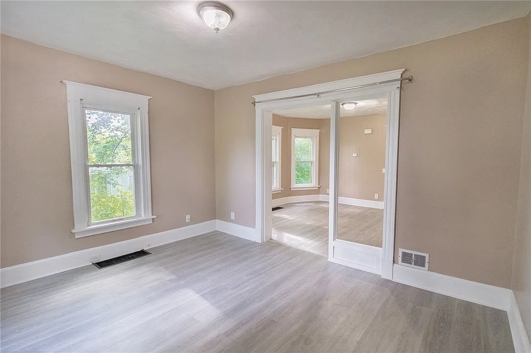 3 bed, 1.5 bath, 2488 sqft, $1,500 — Photo 2