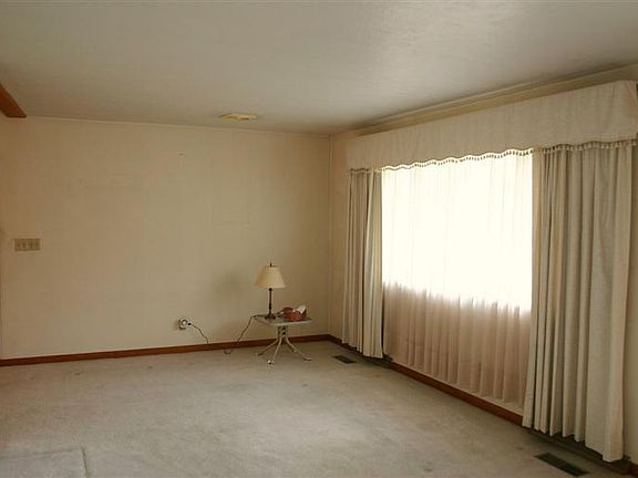 4th image of 5024 Rainier Dr