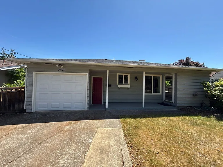 1670 Yew St SE — Photo 3