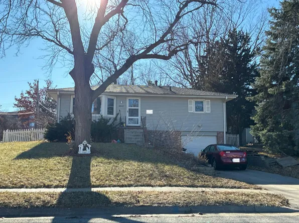 8537 Lakeview Dr, Omaha, NE 68127