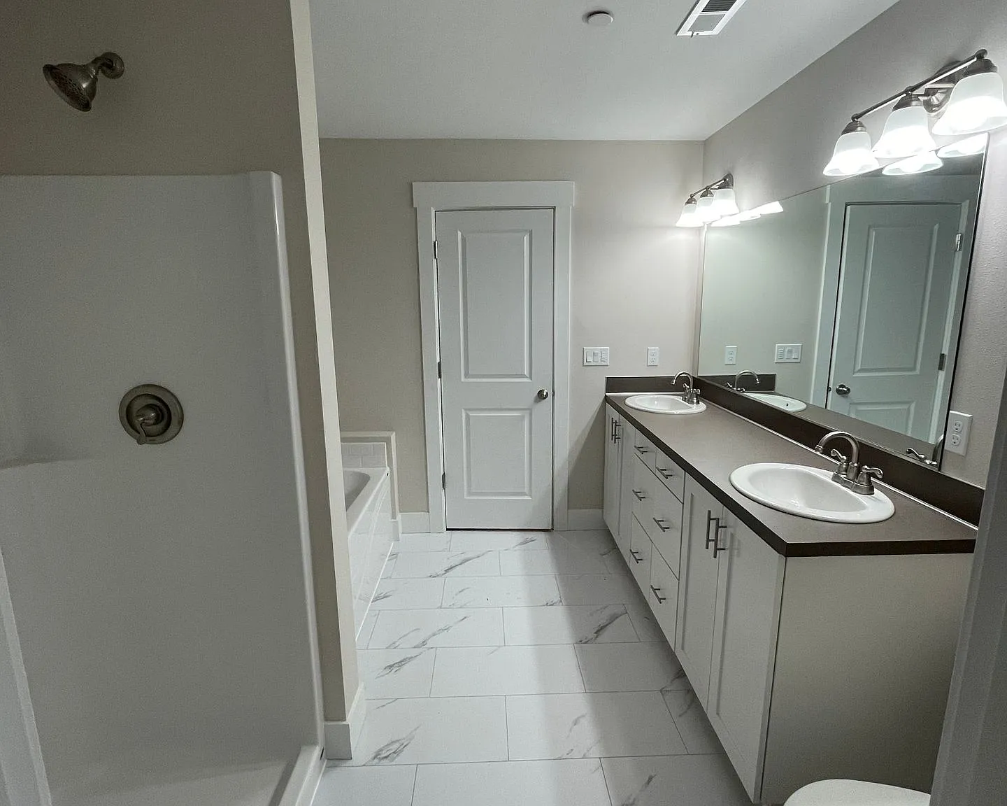 1401 Hardcastle Ave — Photo 2