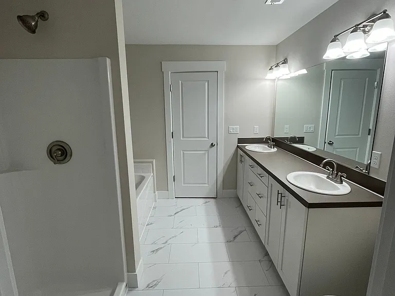 1401 Hardcastle Ave — Photo 2