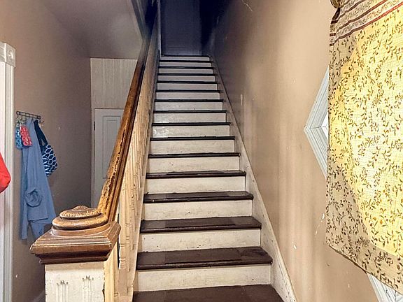 2nd image of 581 Roxbury St