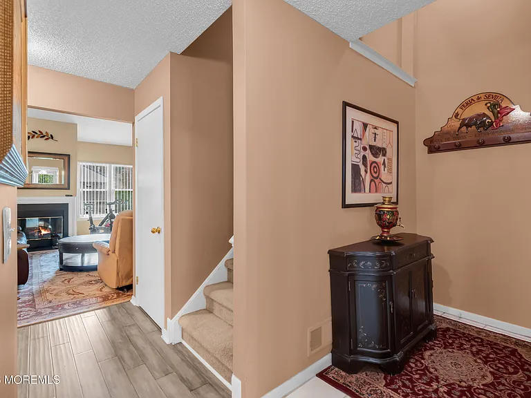 492 Bayberry Ct — Photo 3