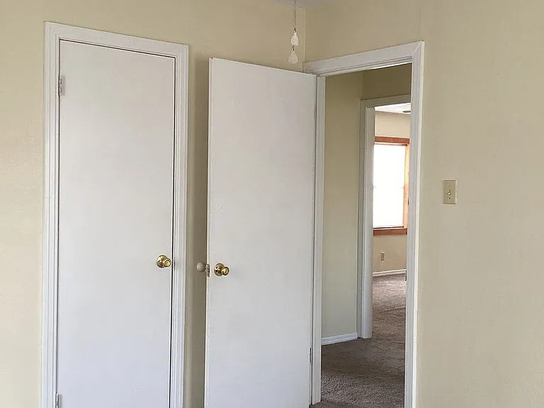 1609 S Avenue C — Photo 10