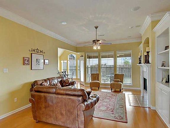 3rd image of 202 E Pin Oak Dr
