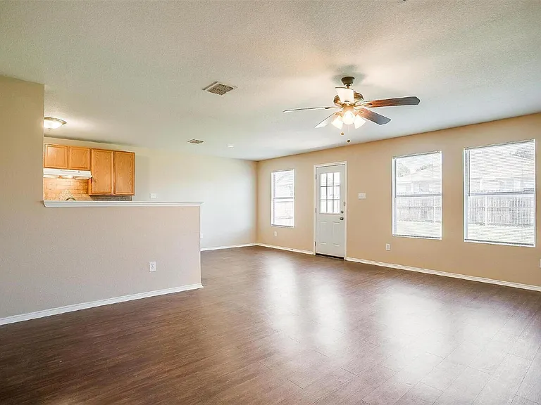 1108 Cottonwood Dr — Photo 3
