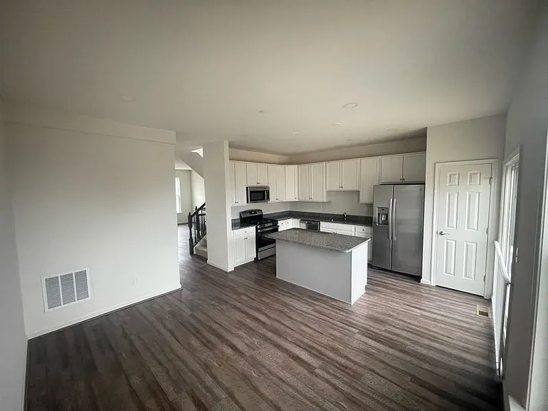 351 Ashby Commons Dr — Photo 2