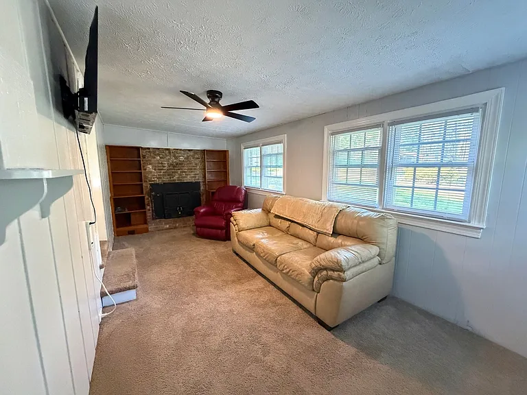 12 Martin Ln — Photo 3